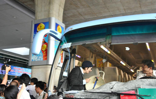 베트남 공항 마비시킨 티맥스와 브아걸